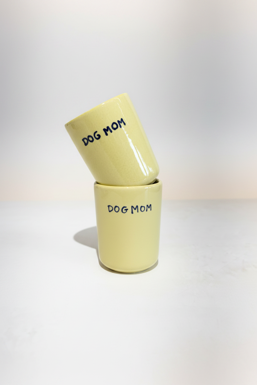 Dog Mom — dos tazas apiladas fondo blanco con profundidad