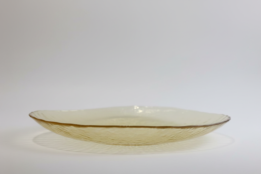 Plato amarillo perfil fondo blanco