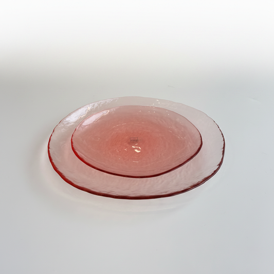 Plato y bol rosa fondo blanco con profundidad