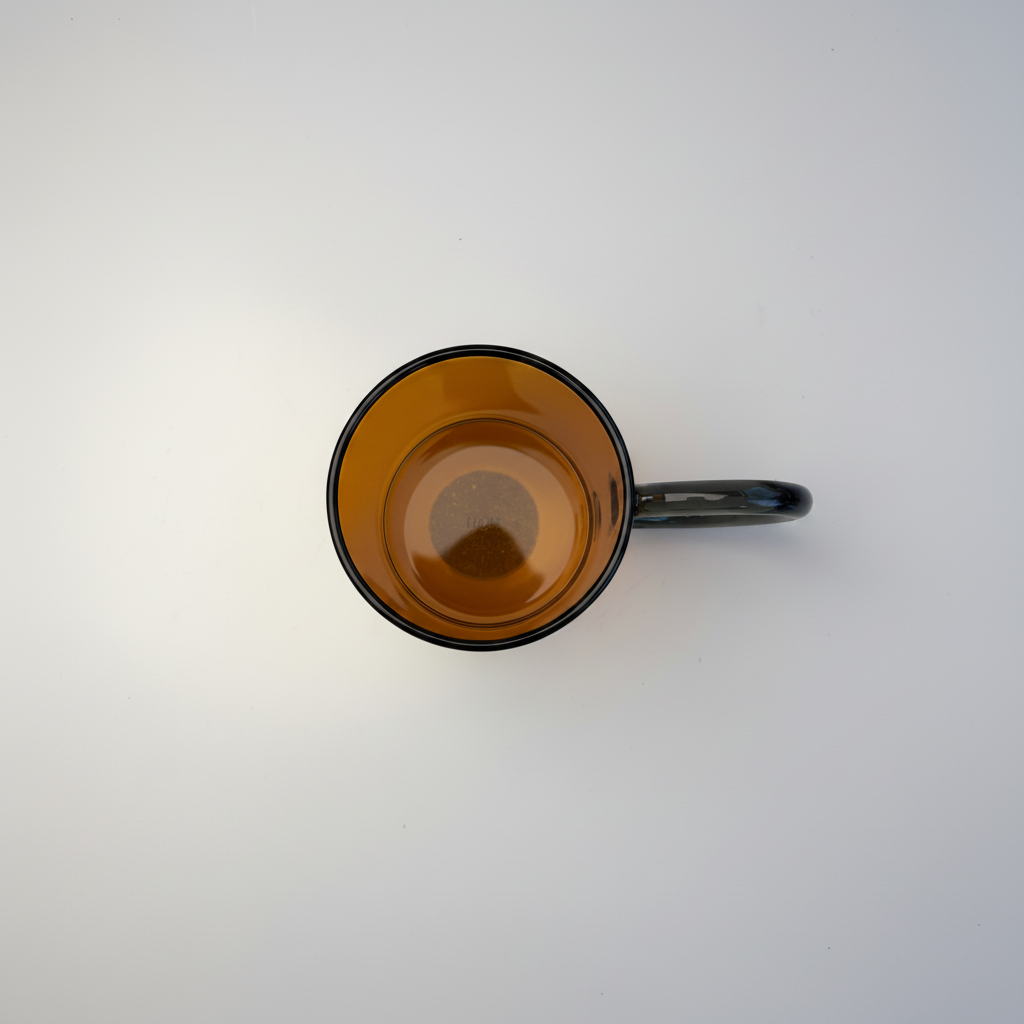 Taza ámbar cenital fondo blanco puro