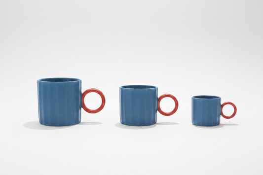 Tres tazas azules fondo blanco