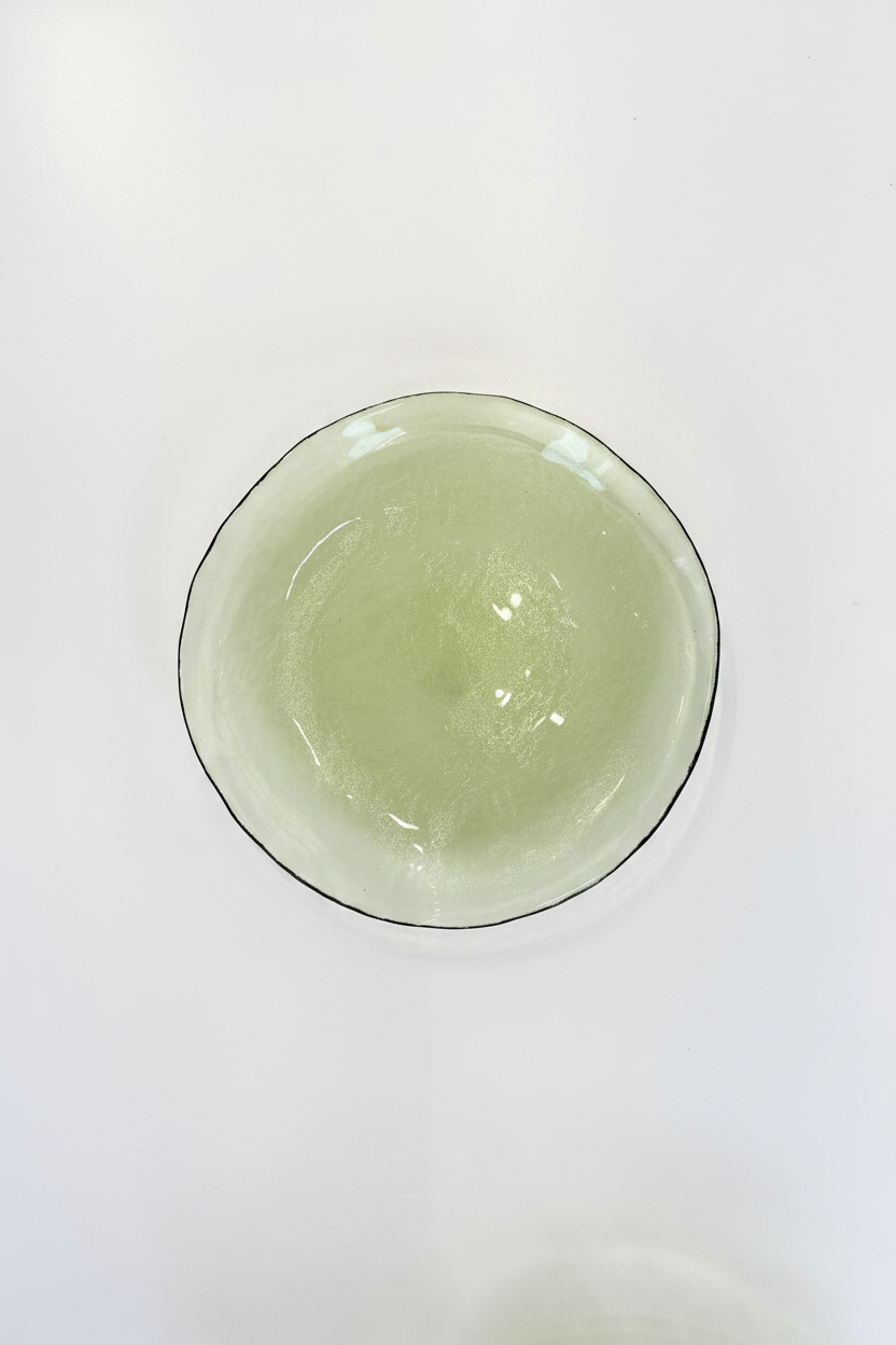 Bol verde claro fondo blanco puro