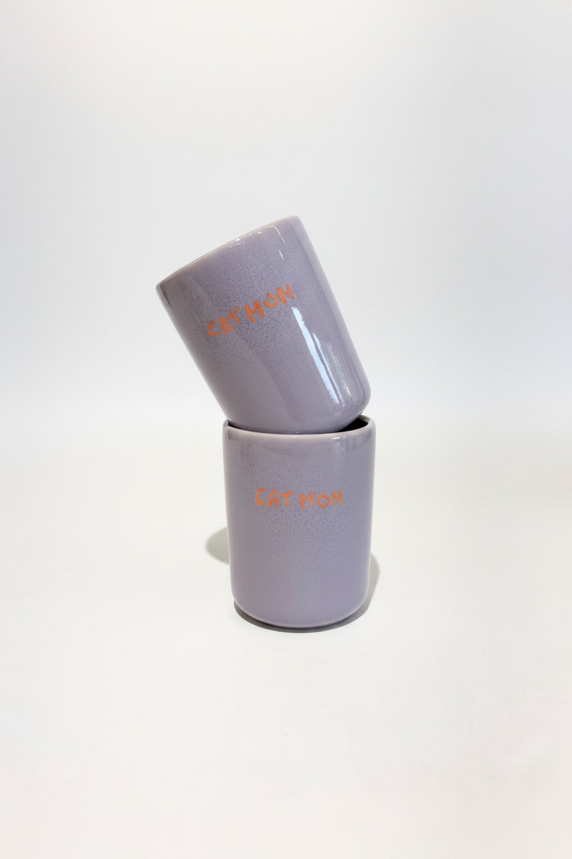 Cat Mom — dos tazas apiladas fondo blanco