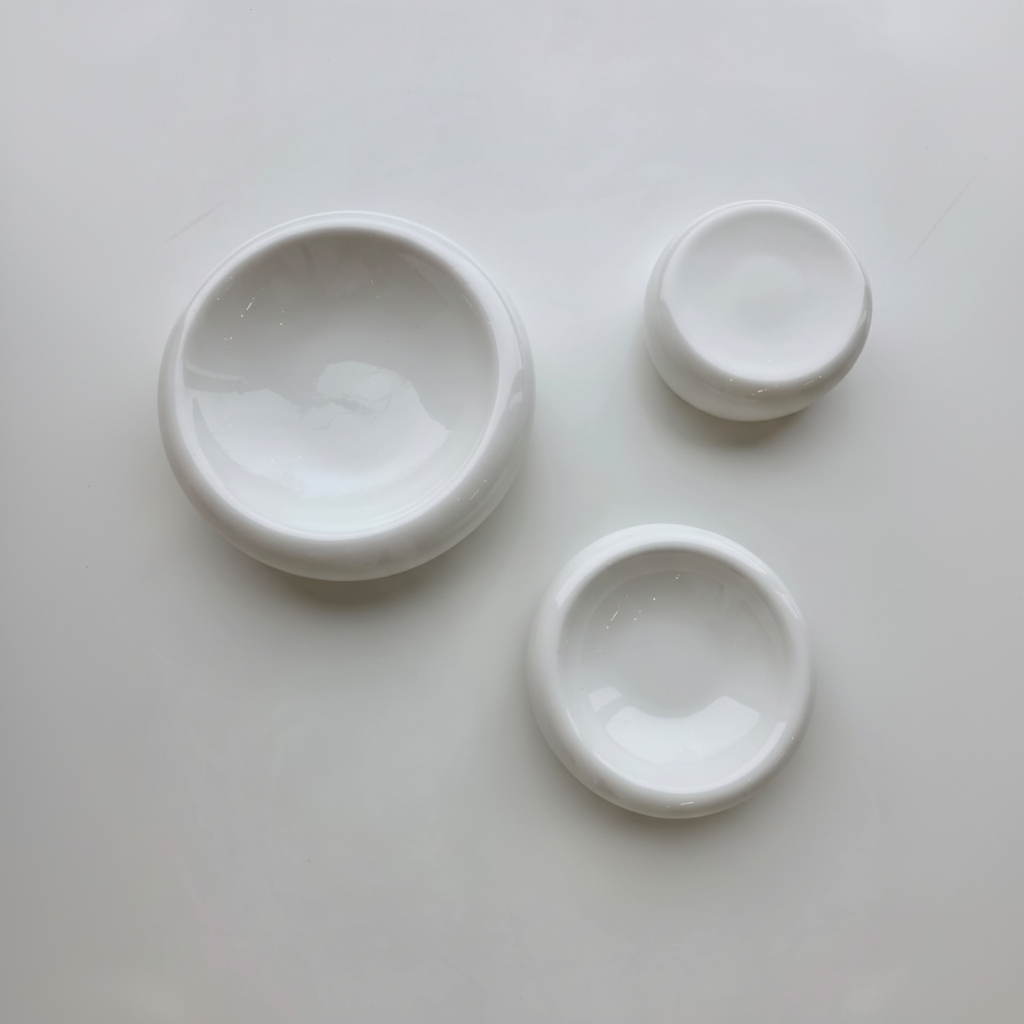 Composición de cuencos cerámicos blancos