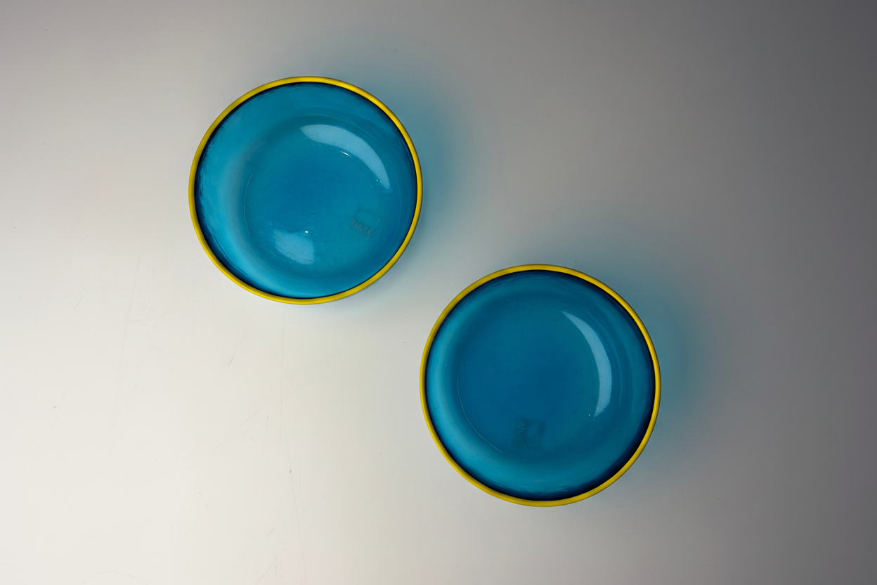Cuencos azules cenital fondo blanco