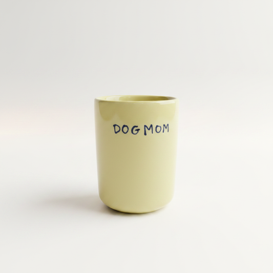 Dog Mom — taza fondo blanco con profundidad