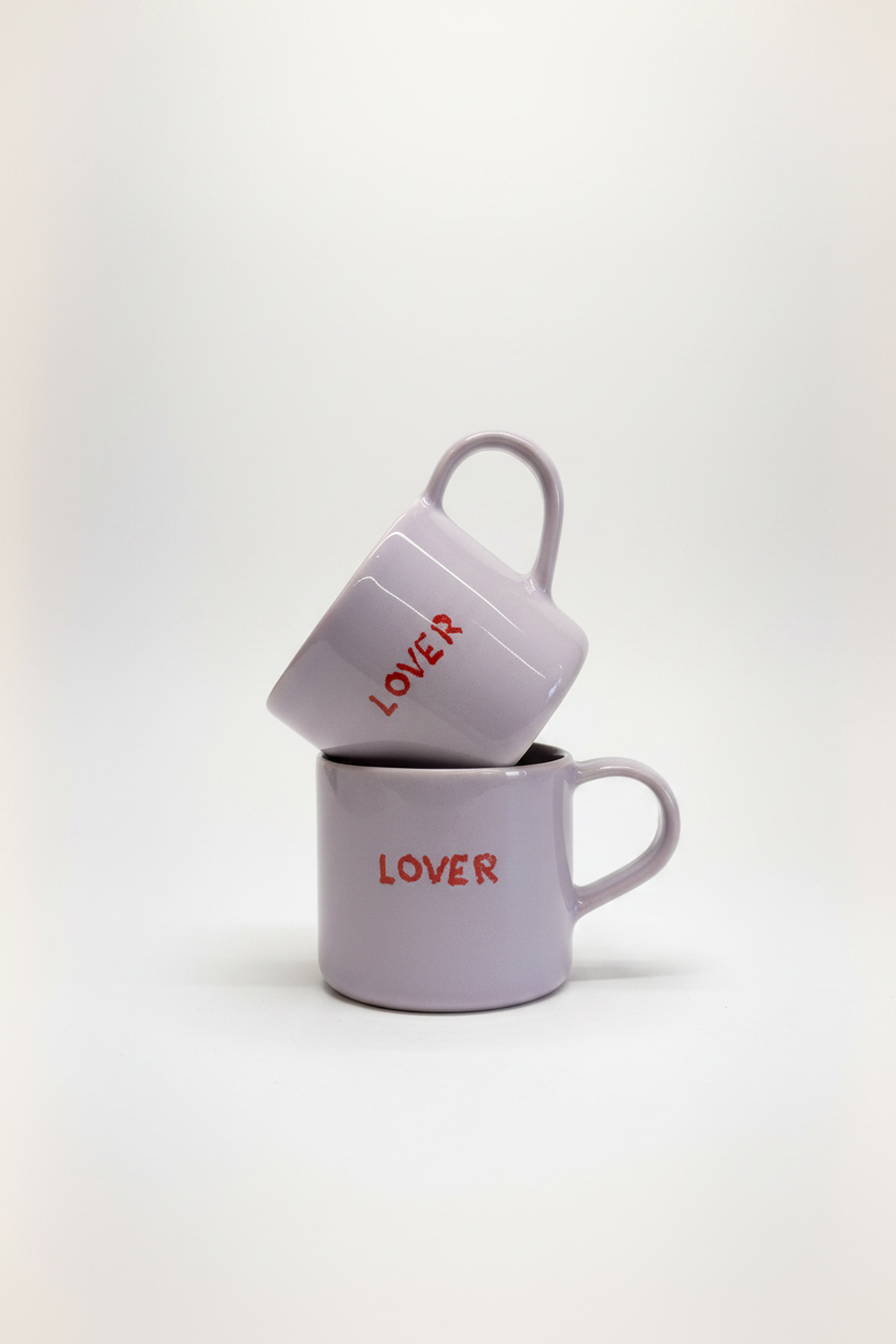 Lover — dos tazas apiladas fondo blanco