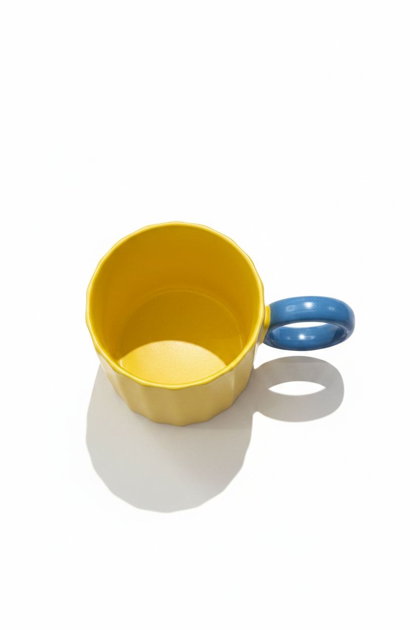 Mug amarillo fondo blanco