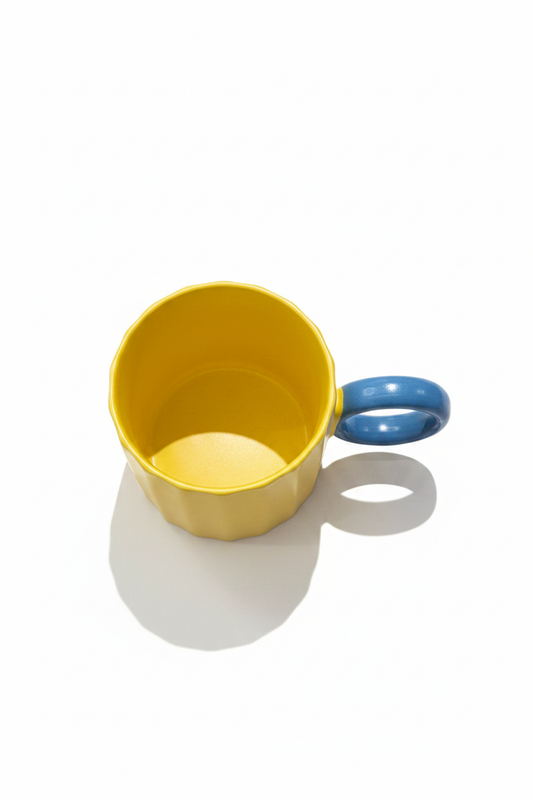 Mug amarillo fondo blanco