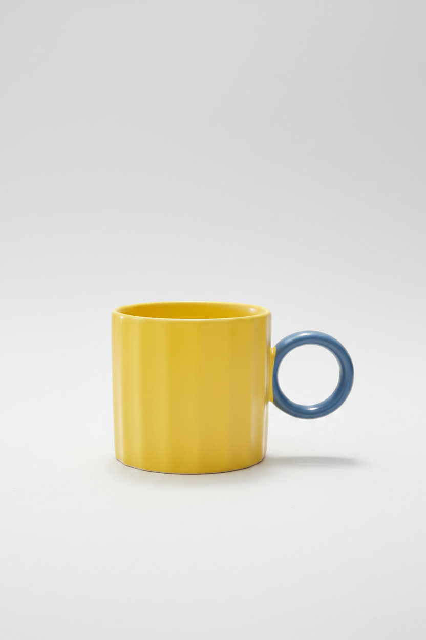 Mug amarillo fondo blanco