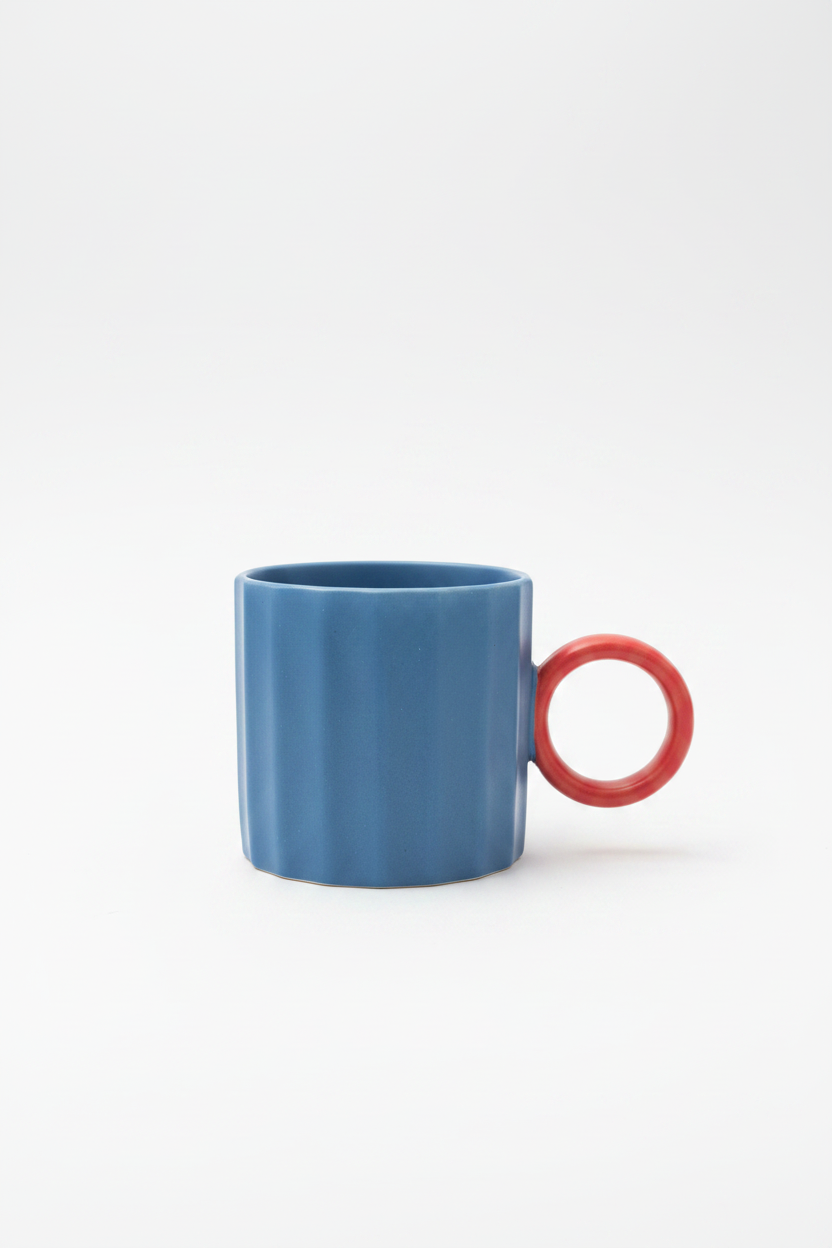 Mug azul frontal fondo blanco suave