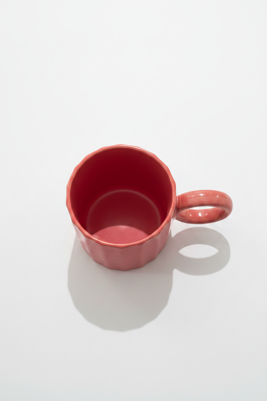 Mug rojo cenital fondo blanco