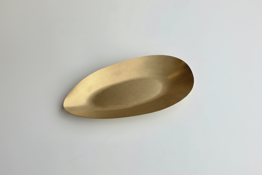 Plato alargado cerámico dorado metálico - fondo blanco