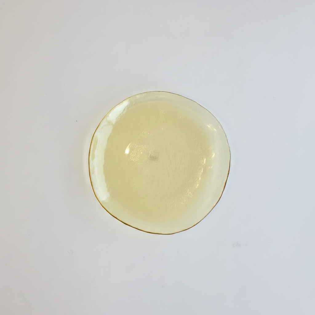 Plato amarillo fondo blanco web