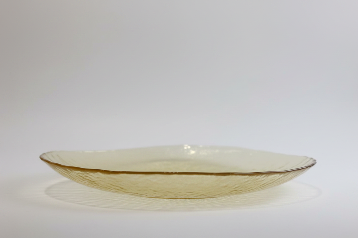 Plato amarillo perfil fondo blanco