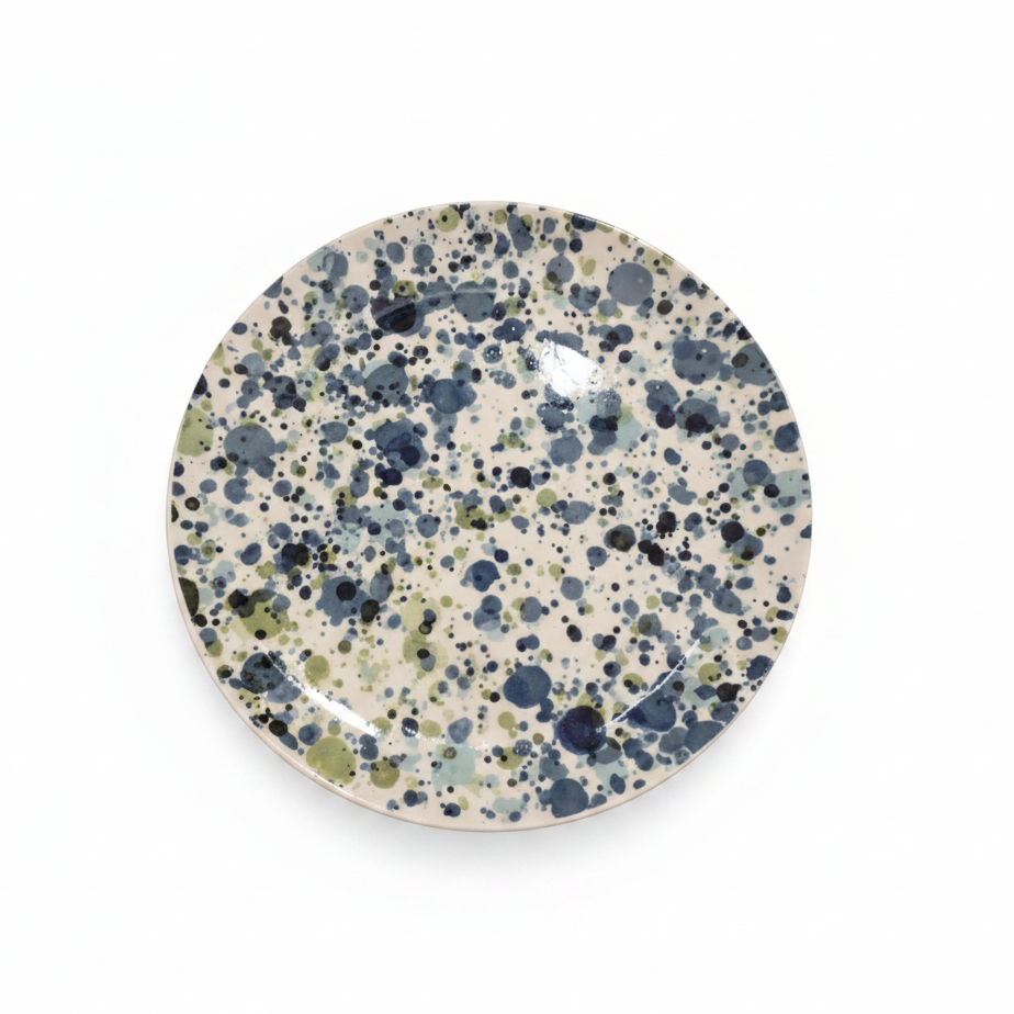 Plato azul marino oliva cenital fondo blanco puro