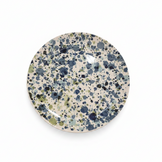Plato azul marino oliva cenital fondo blanco puro