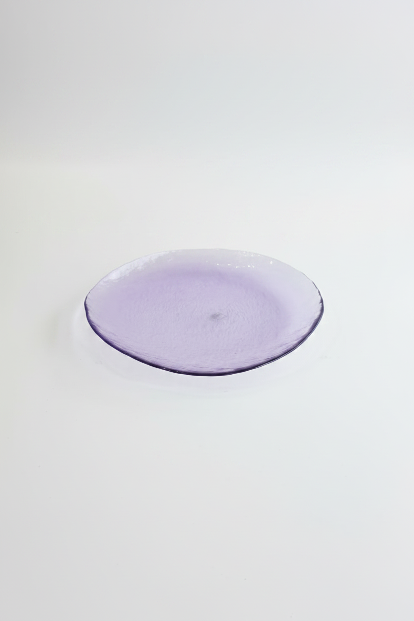 Plato lila cristal fondo blanco puro