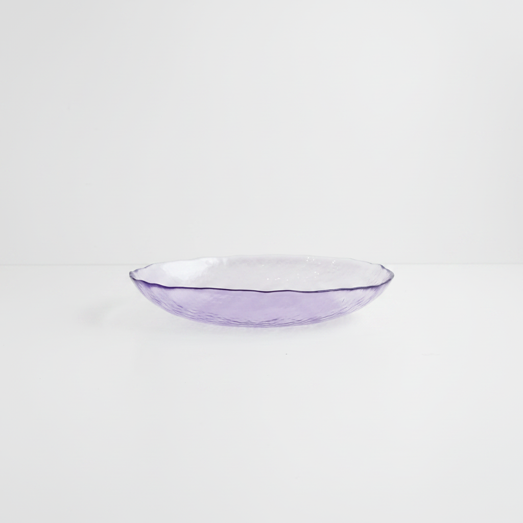 Plato lila fondo blanco