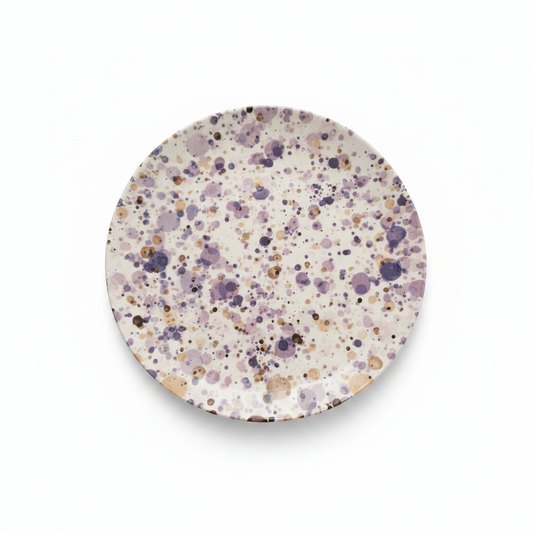 Plato malva lavanda dorado cenital fondo blanco puro