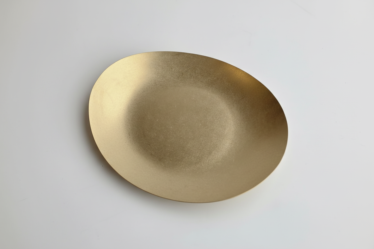 Plato oval cerámico dorado metálico - fondo blanco