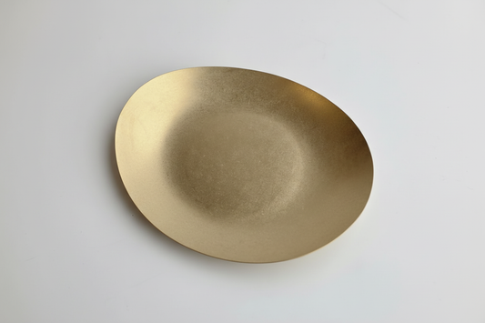 Plato oval cerámico dorado metálico - fondo blanco