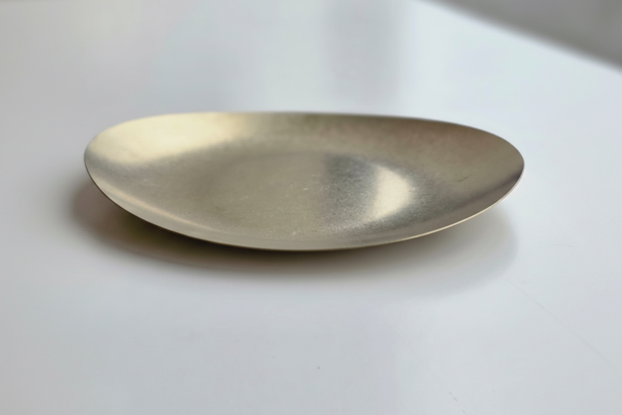 Plato oval cerámico dorado metálico - fondo natural
