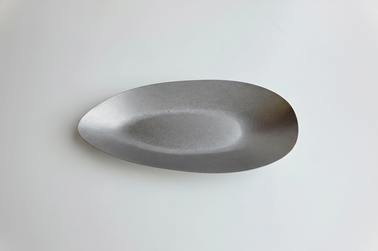 Plato oval cerámico gris metálico - fondo blanco