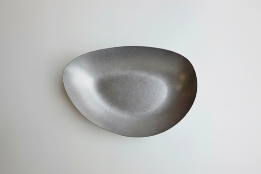 Plato oval cerámico gris metálico - fondo blanco