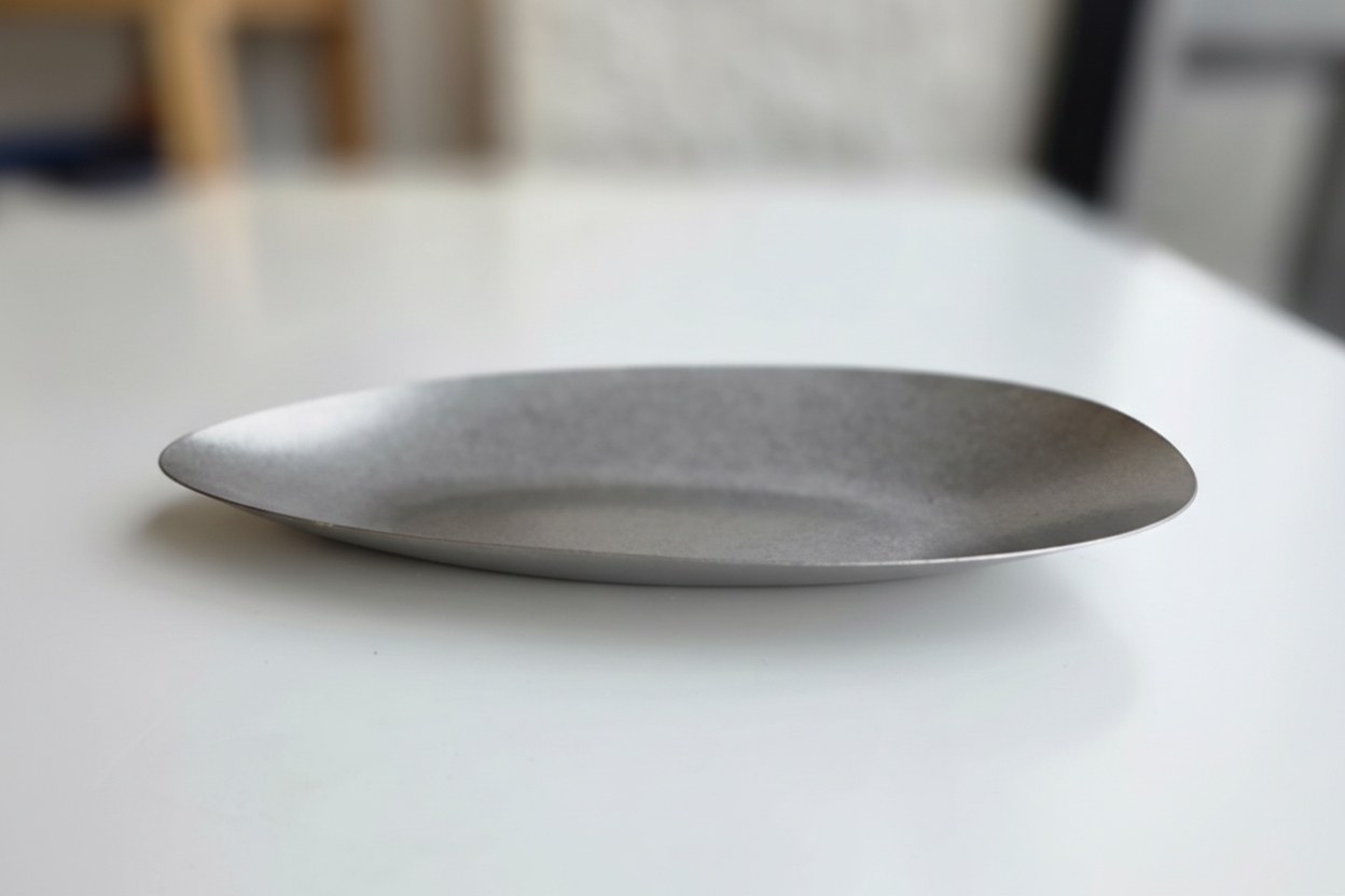Plato oval cerámico gris metálico - fondo natural