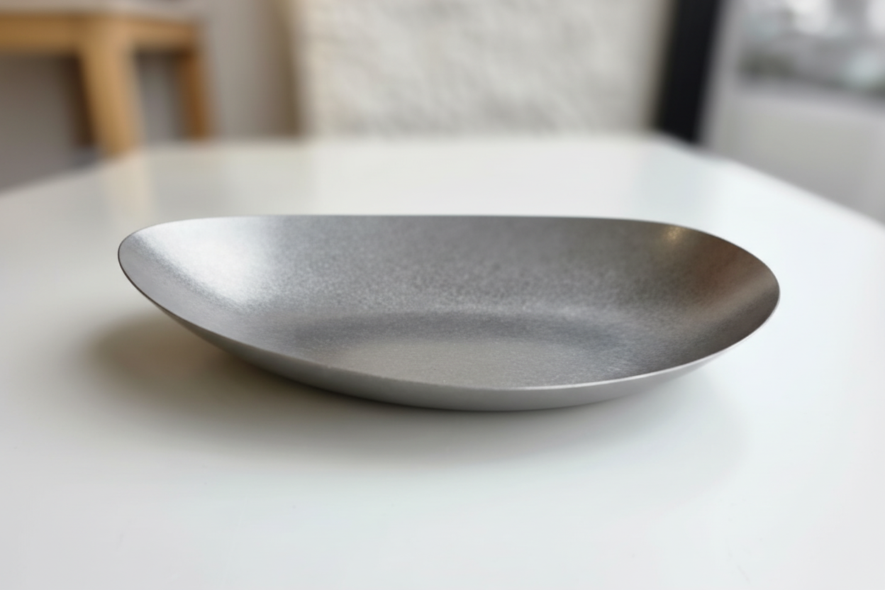 Plato oval cerámico gris metálico - fondo natural