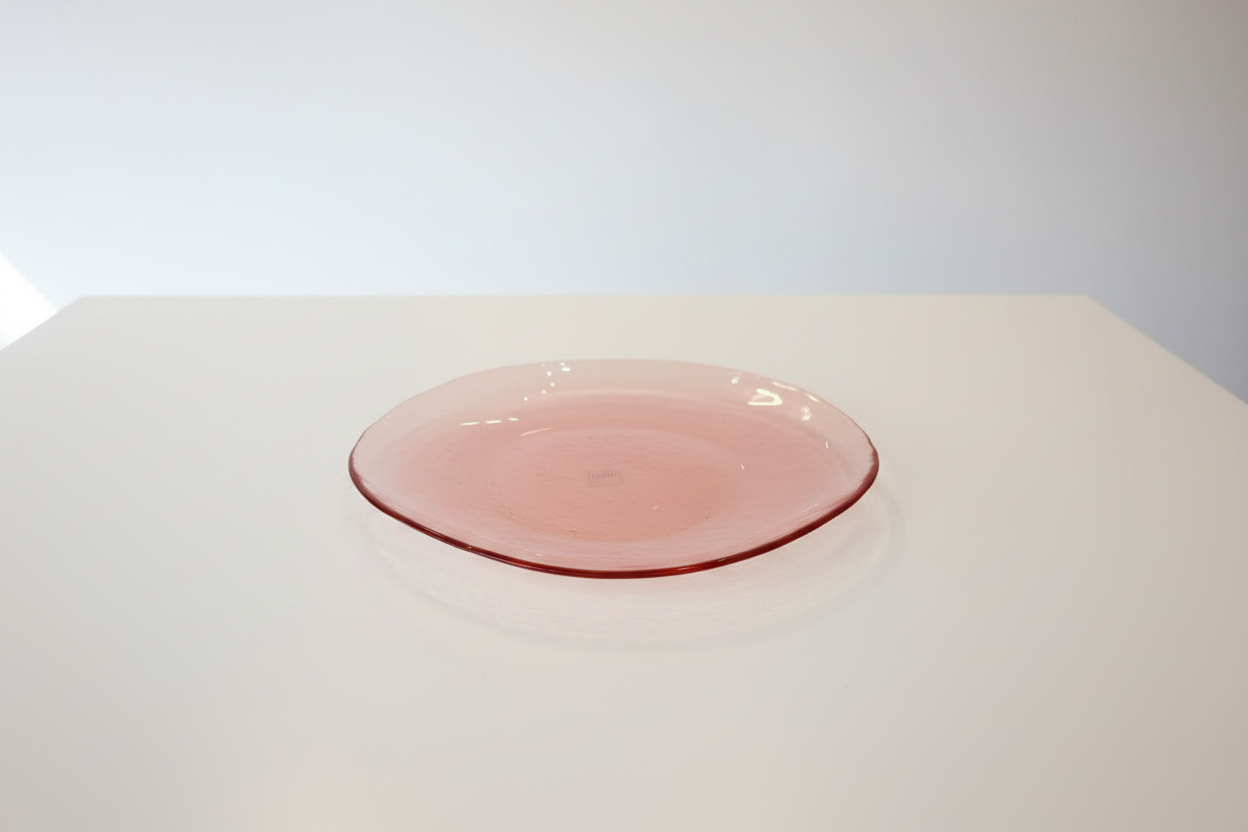 Plato rosa vista lateral fondo blanco profundidad