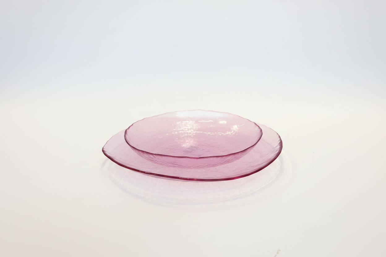 Plato y bol rosa apilados fondo blanco