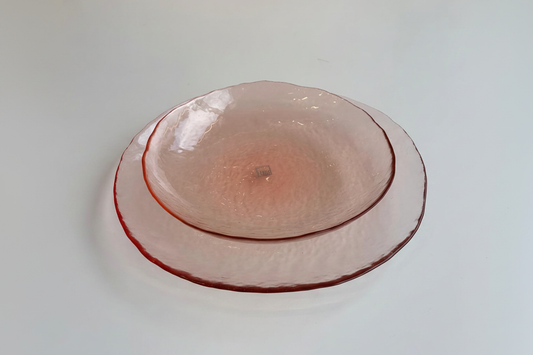 Plato y bol rosa fondo blanco