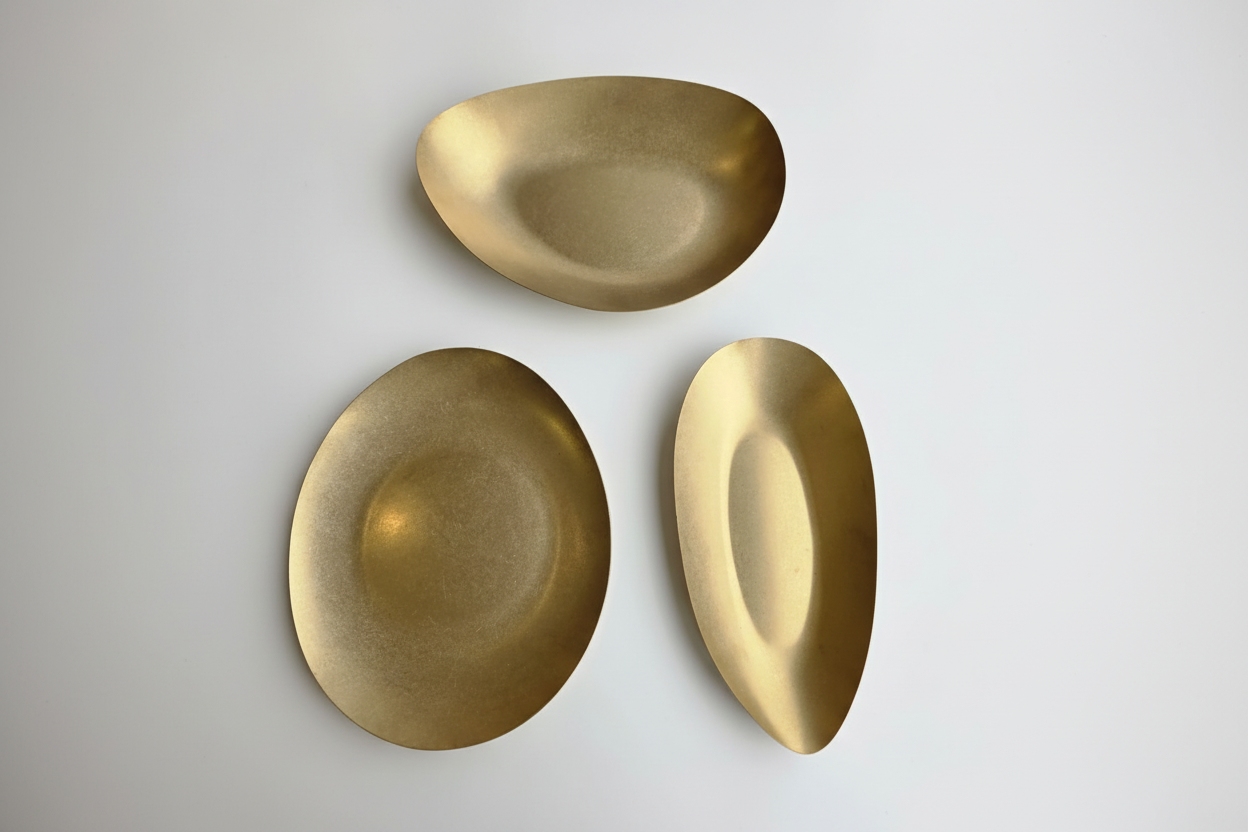 Platos cerámicos dorados metálicos - composición