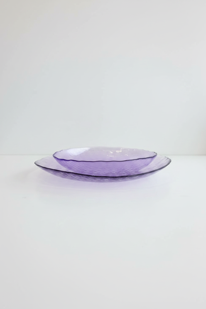Platos de vidrio lila fondo blanco