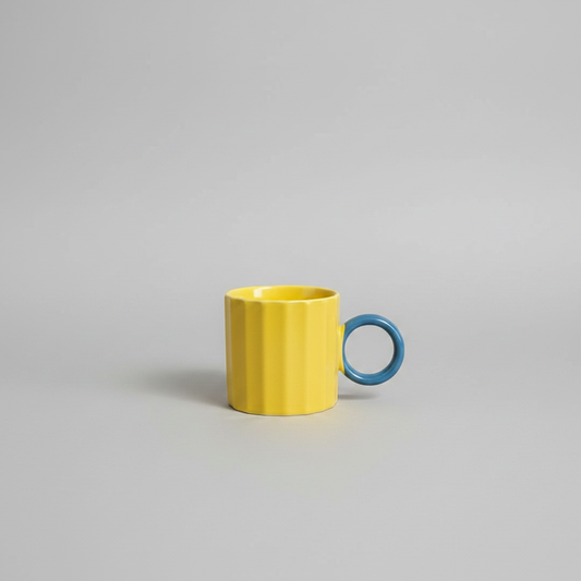 Taza amarilla fondo gris uniforme