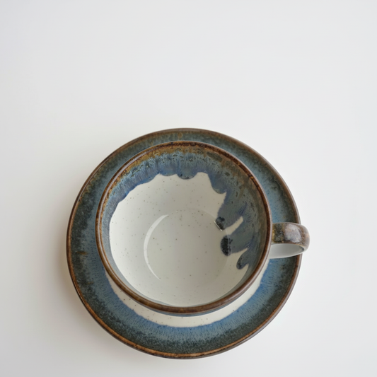Taza azul con plato - Vista cenital