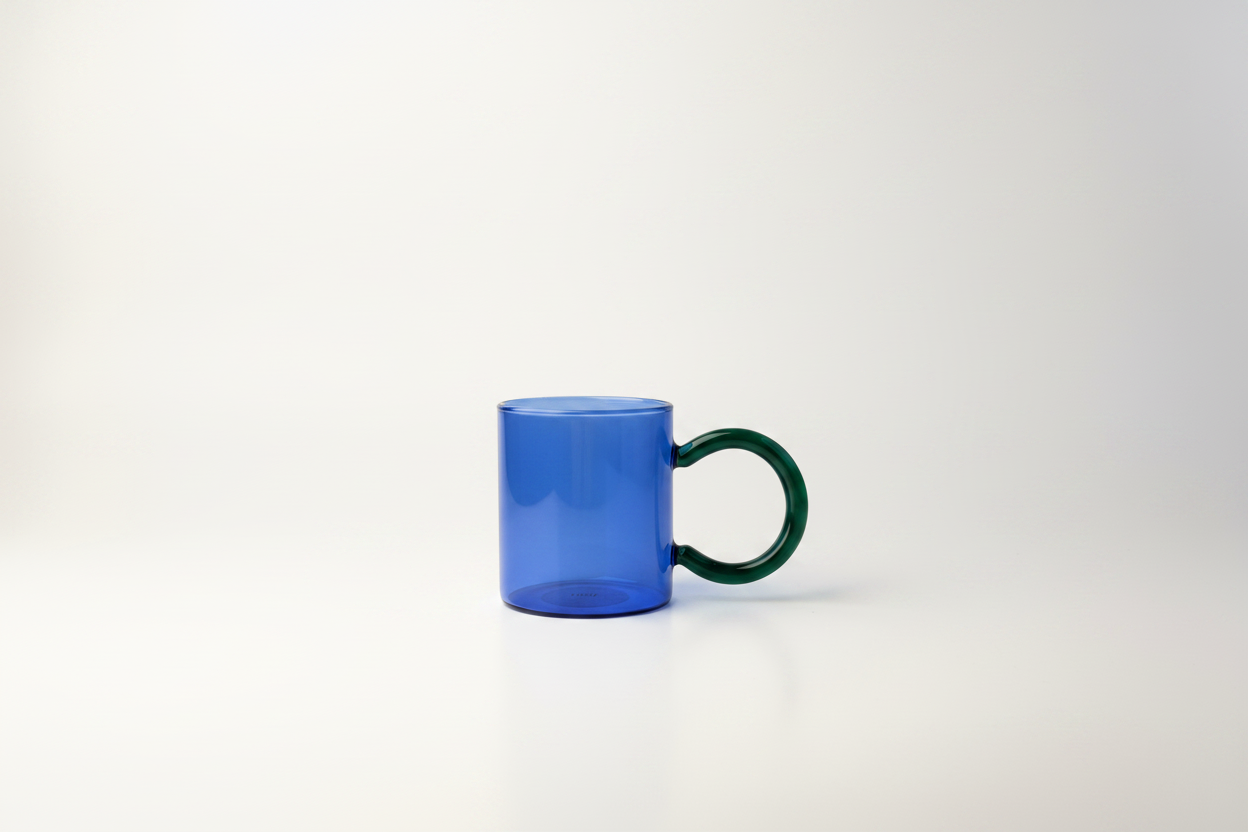 Taza azul editorial web fondo blanco 16:9