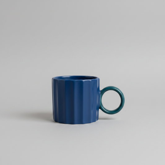 Taza azul fondo gris claro infinito