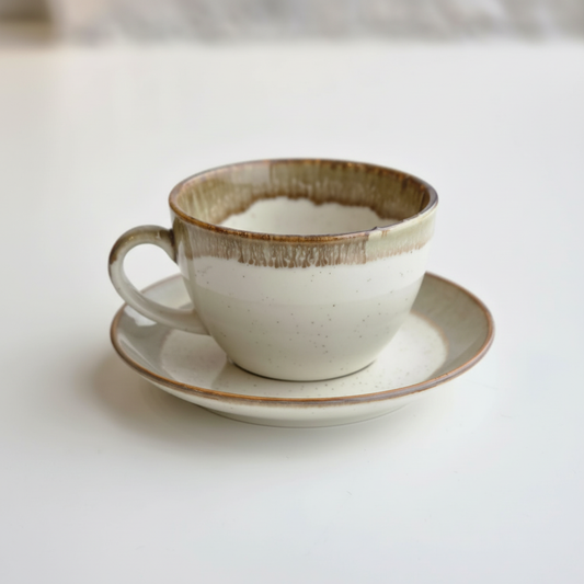 Taza con plato - Vista lateral