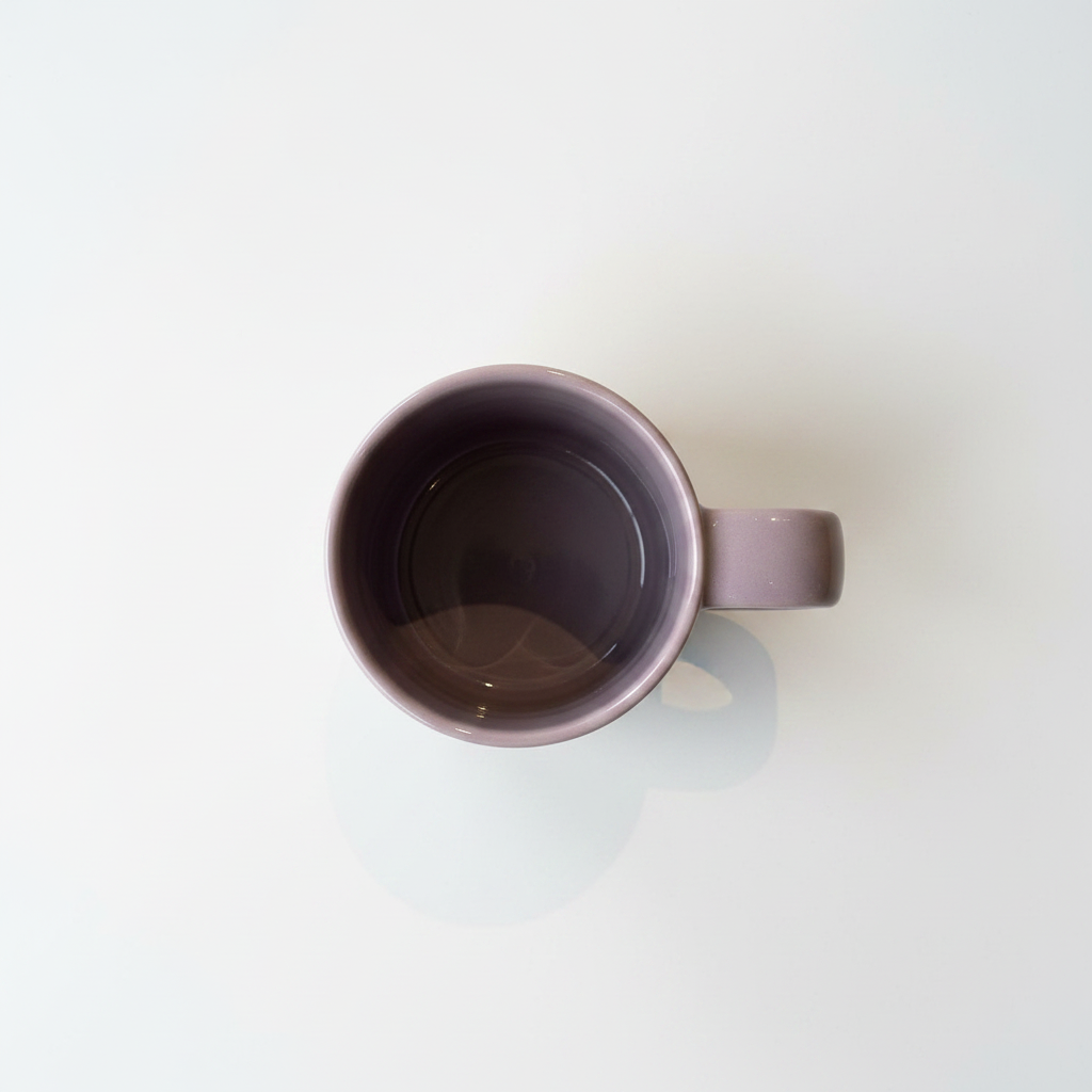 Taza mauve — vista superior fondo blanco