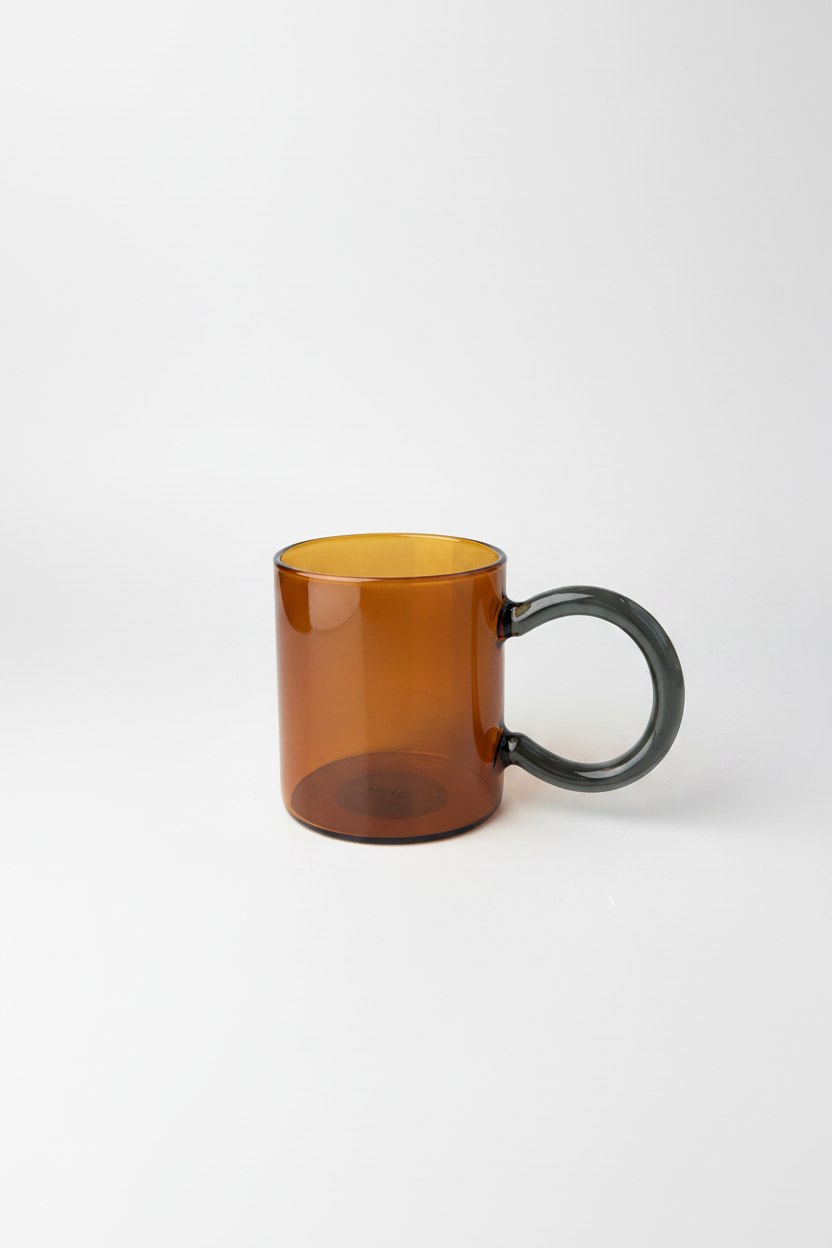 Taza ámbar lateral fondo blanco puro