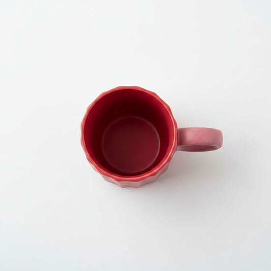 Taza roja fondo blanco vista superior