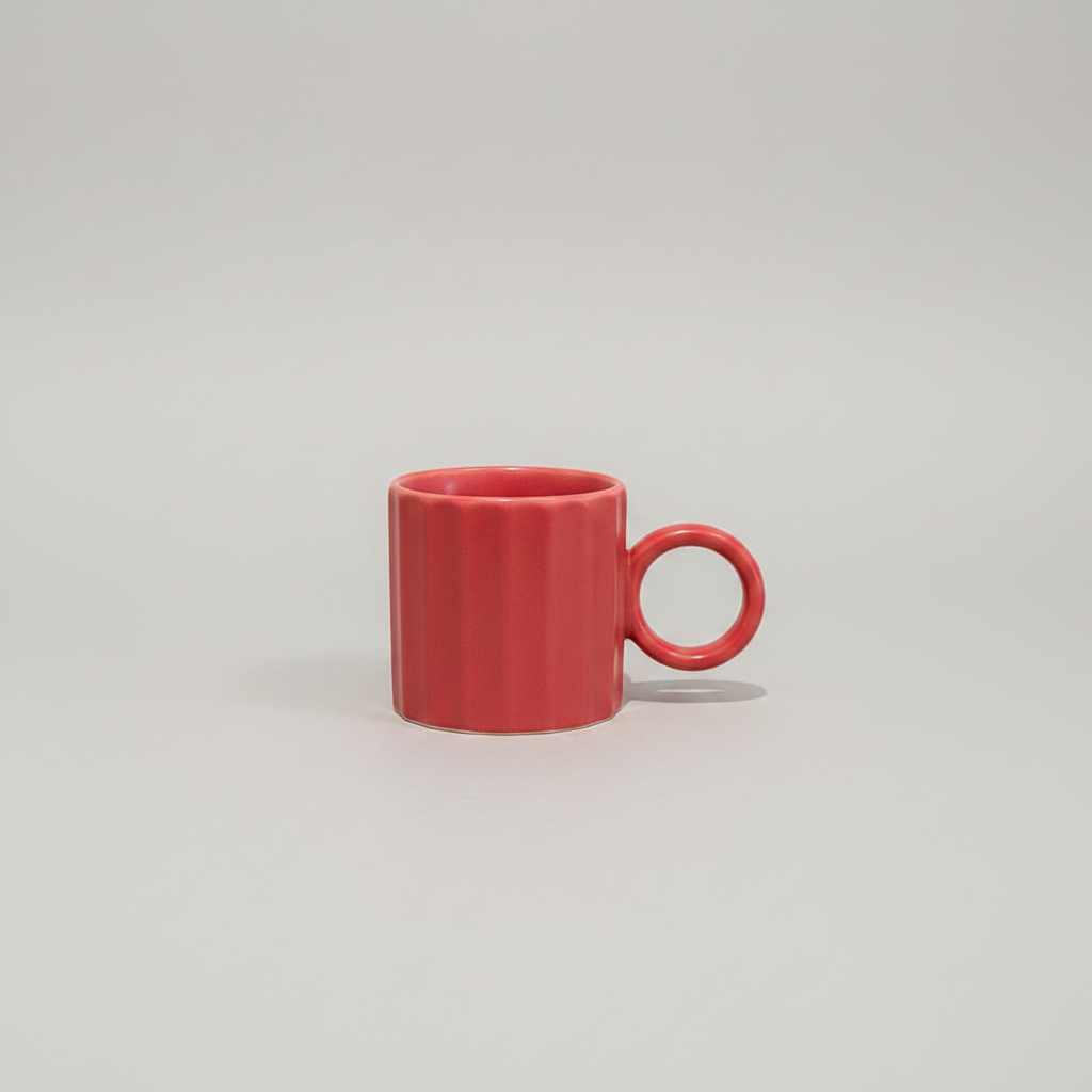 Taza roja fondo gris