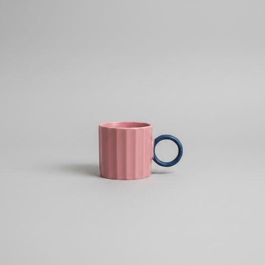 Taza rosa fondo gris