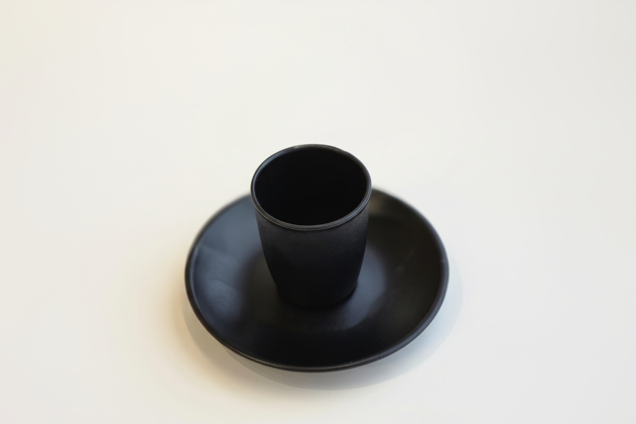Taza sobre plato cerámico negro - detalle 2