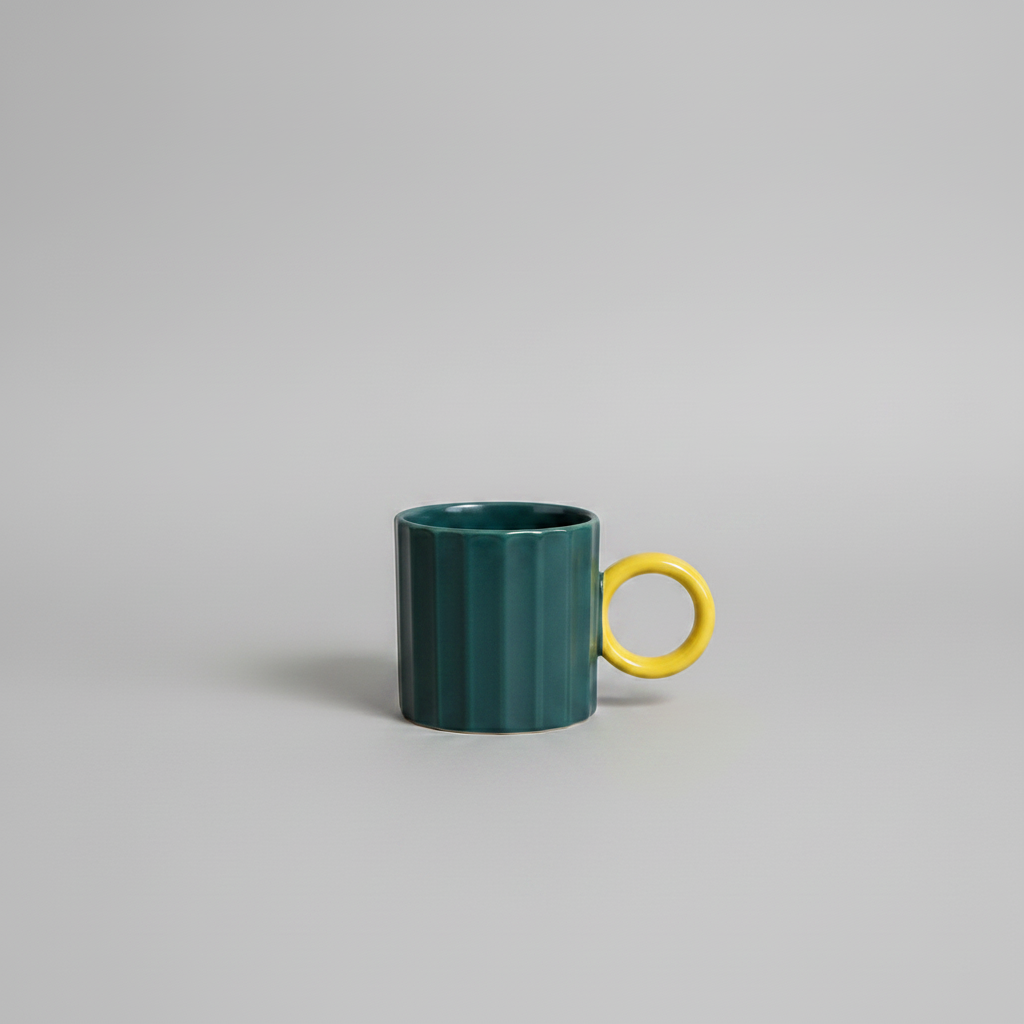 Taza verde teal mismo fondo gris uniforme