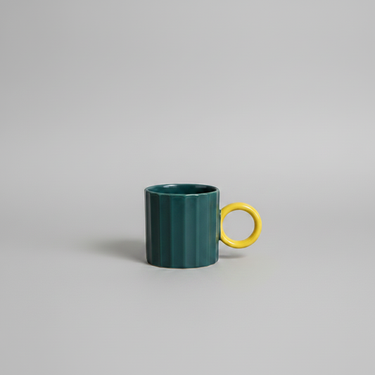 Taza verde teal mismo fondo gris uniforme