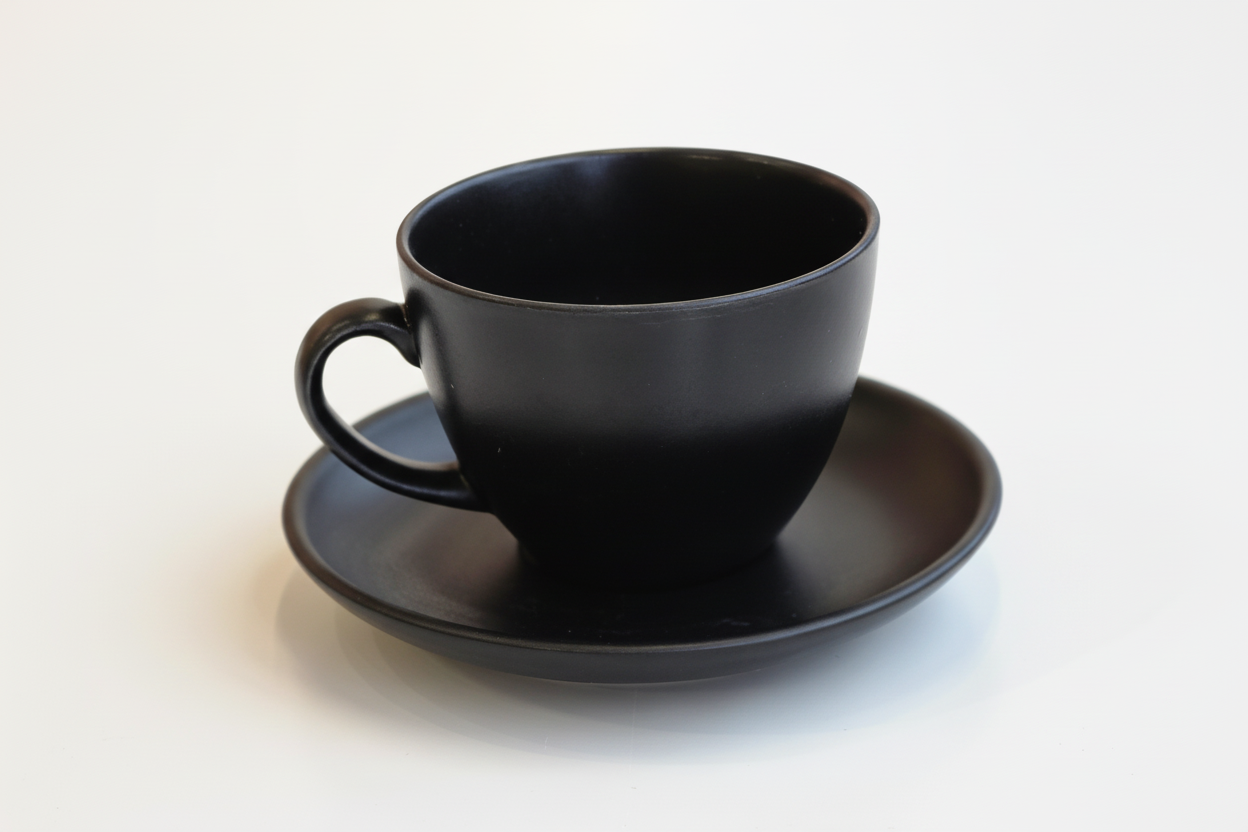 Taza y plato cerámico negro - fondo blanco